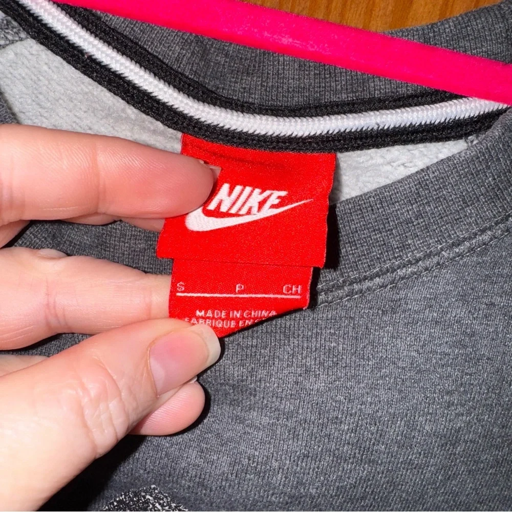 Nike Crewneck Pullover Sweatshirt Mens Small Gray Swoosh Spellout Zebra Logo